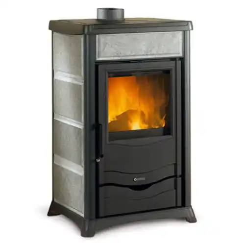 La Nordica Extraflame stufa a legna Rossella Plus con rivestimento esterno in maiolica colore pietra naturale 8 kw 229 m³ riscaldabili Direct Verzonden