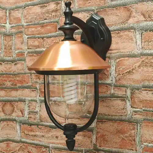 Lanterna Copper con braccio 25x28x45 cm in alluminio nero con copertura in rame e globo in metacrilato per lampade 60 W da esterno Laatste Kans