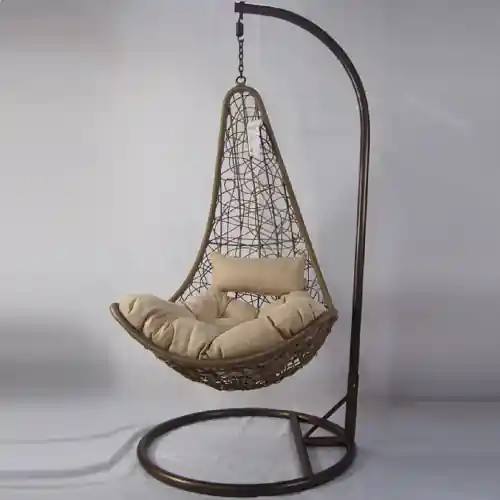 Bestseller Poltrona pensile tonda struttura in metallo e rivestimento in polirattan con cuscini ecrù cm 95x195 da esterno giardino terrazzo