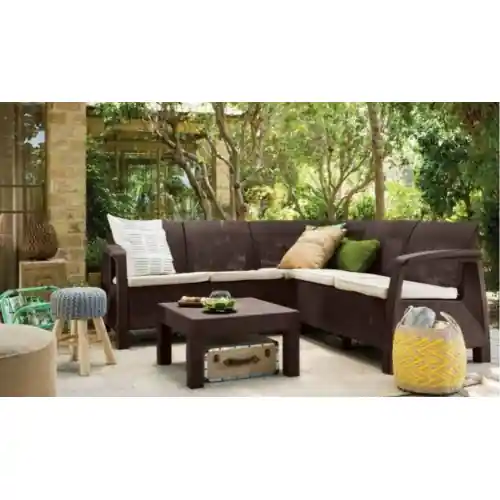 Salotto Corfù in resina effetto polirattan marrone composto da divano ad angolo con cuscini e un tavolino da giardino esterno Koopje