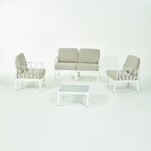 Salotto Garda da giardino 1 divano 2 posti 2 poltrone e 1 tavolino in polipropilene rinforzato in fiblerglass bianco con cuscini beige Gereduceerde Prijs